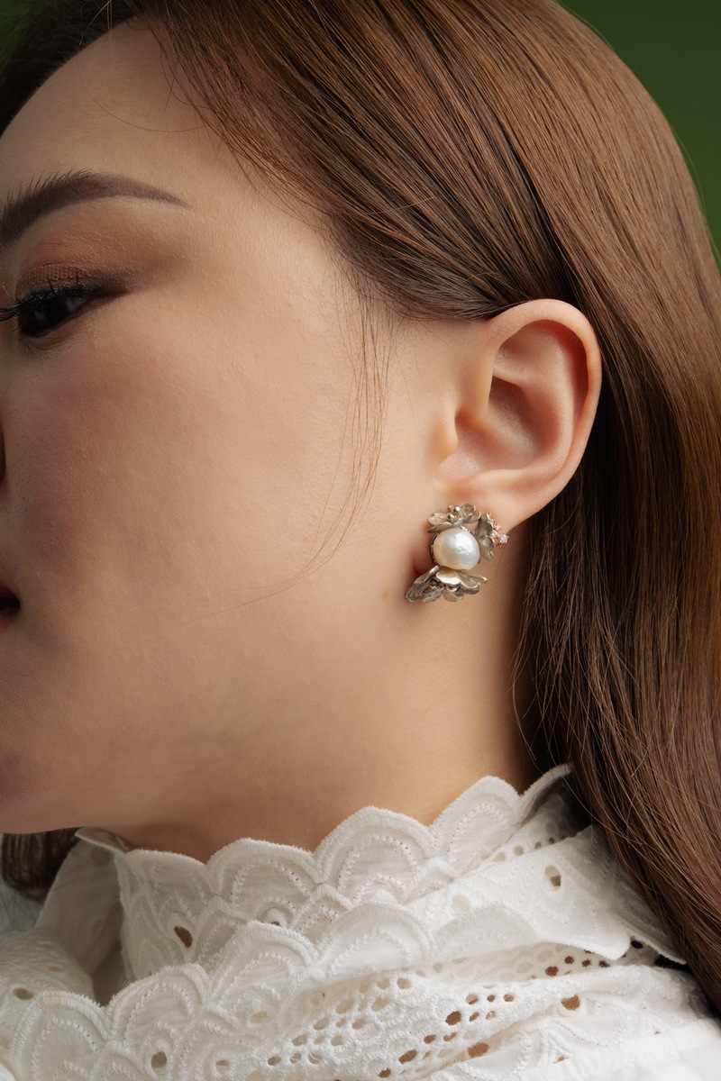 Gleam in White - Earrings